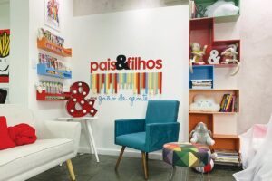 Andressa Simonini, editora-executiva da Pais&Filhos, Silvia Lobo e Mariana Kupfer na inauguração do Estúdio Pais&Filhos feito pela Grão de Gente