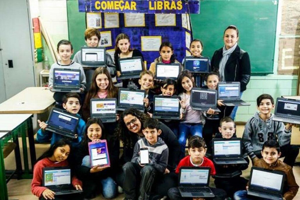 Alunos criam app para ensinar libras