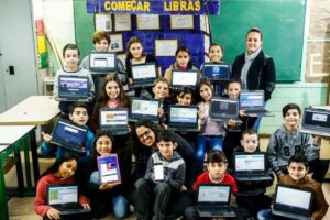 Alunos criam app para ensinar libras