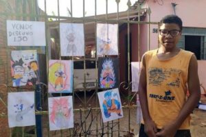 Menino vende desenhos na porta de casa para ajudar a família