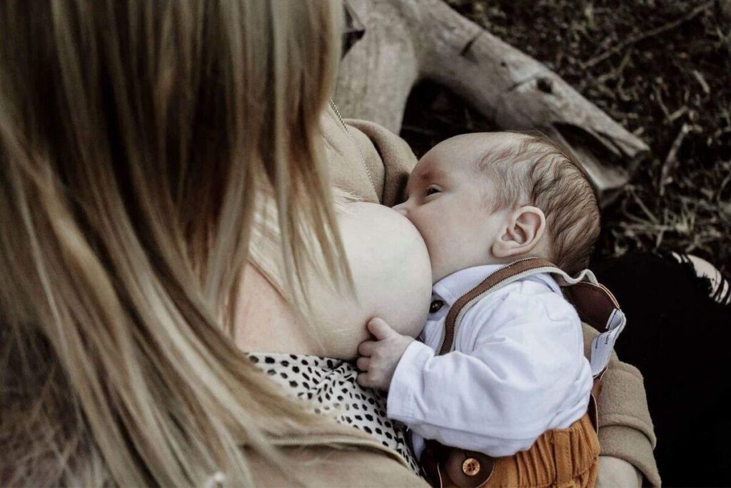 Ela se sentou em um banco no parque para alimentar Archie