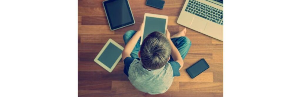 Você deve ensinar seu filho a lidar com a vida digital dele