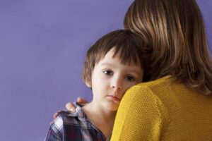 Mãe e filho dormindo