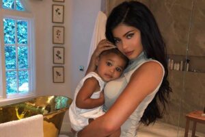 Kylie Jenner e a filha Stormi