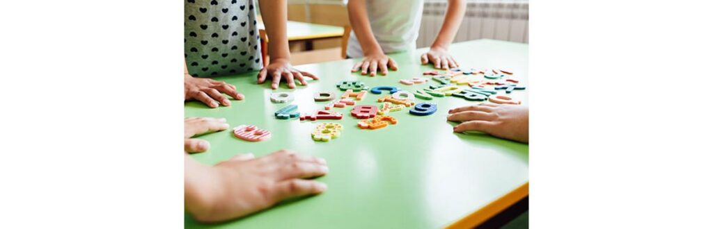 Elisa, de 2 anos, e Filipe, 1 ano, filho da colunista Bianca Solléro em seu primeiro dia de aula