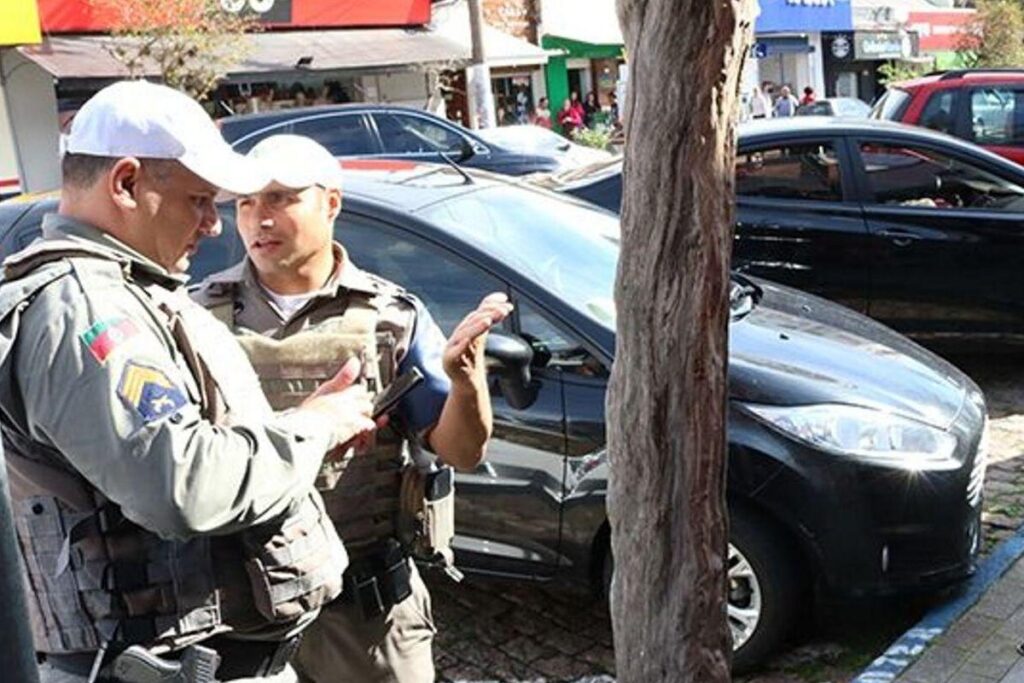 A criança foi retirada do veículo por funcionários e pedestres