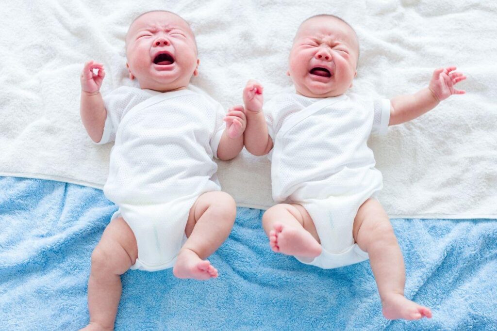 Equipe de resgate com as crianças