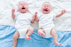 Equipe de resgate com as crianças