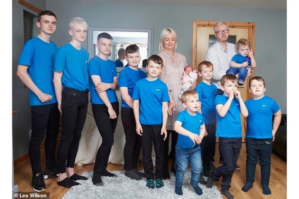 O casal britânico teve dez filhos homens e apenas uma menina