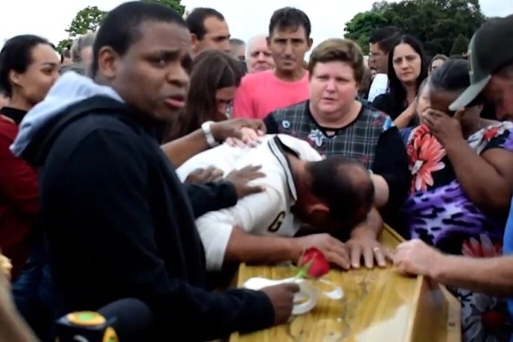 O pai da menina, Airton, passou mal durante o sepultamento e precisou ser levado ao hospital