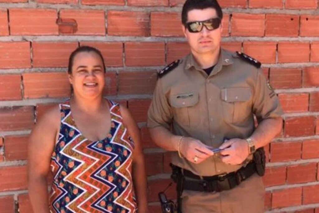 Policiais constroem casa para família carente