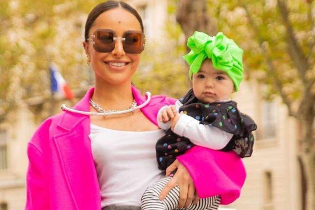 Sabrina está em Paris com a filha e a mãe