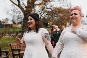 Menino se encanta com duas mulheres se casando