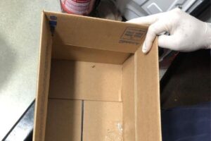 A criança está no hospital para realizar exames