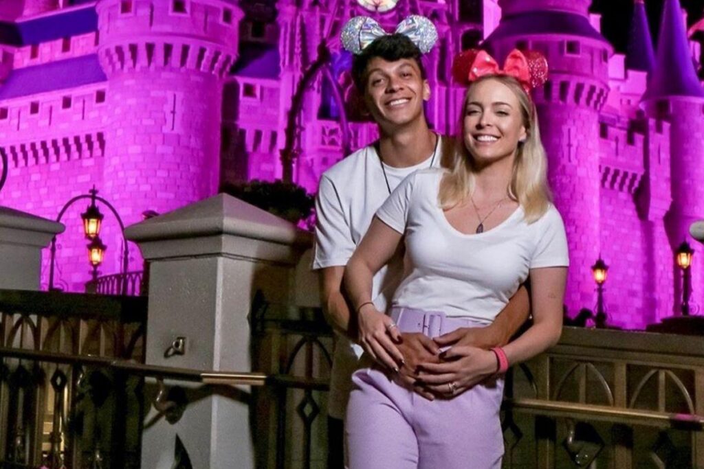 Ela descobriu que estava grávida quando passava as férias na Disney