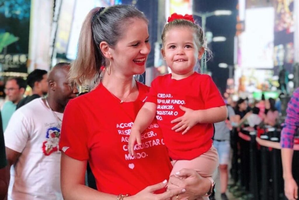 Thaisi e sua filha Maria Clara usando camisetas de sua própria marca