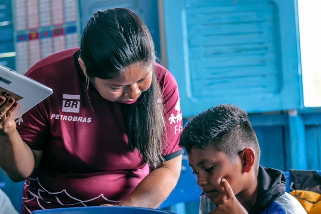 Professores aprendendo com o Projeto