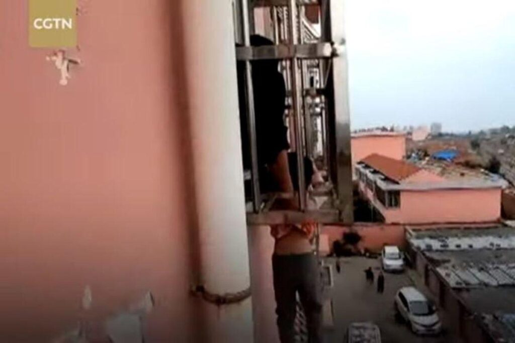 O caso aconteceu na China enquanto o avô do menino dormia