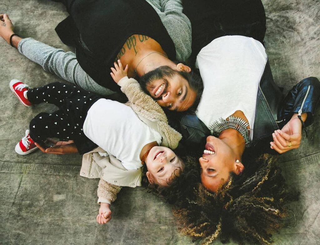 Sheron Menezes faz tatuagem enquanto amamenta o filho