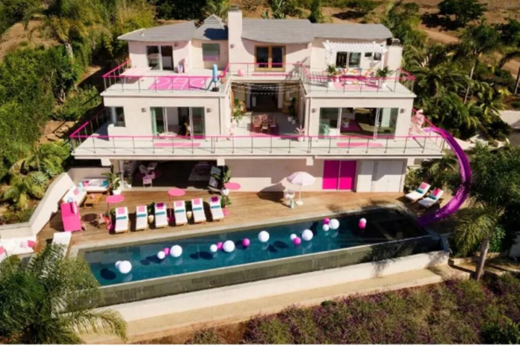 A varanda da casa com tons e decoração que lembram bem a Barbie