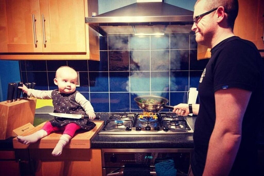 Quem não toma um susto quando vê o filho escalando móveis?