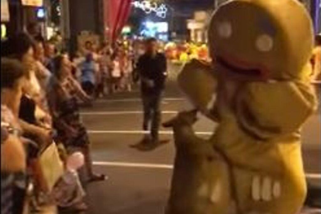 Ele ficou descontrolado quando viu o biscoito gigante