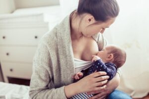 Uma mãe fez um desabafo após amamentar o bebê de sua melhor amiga
