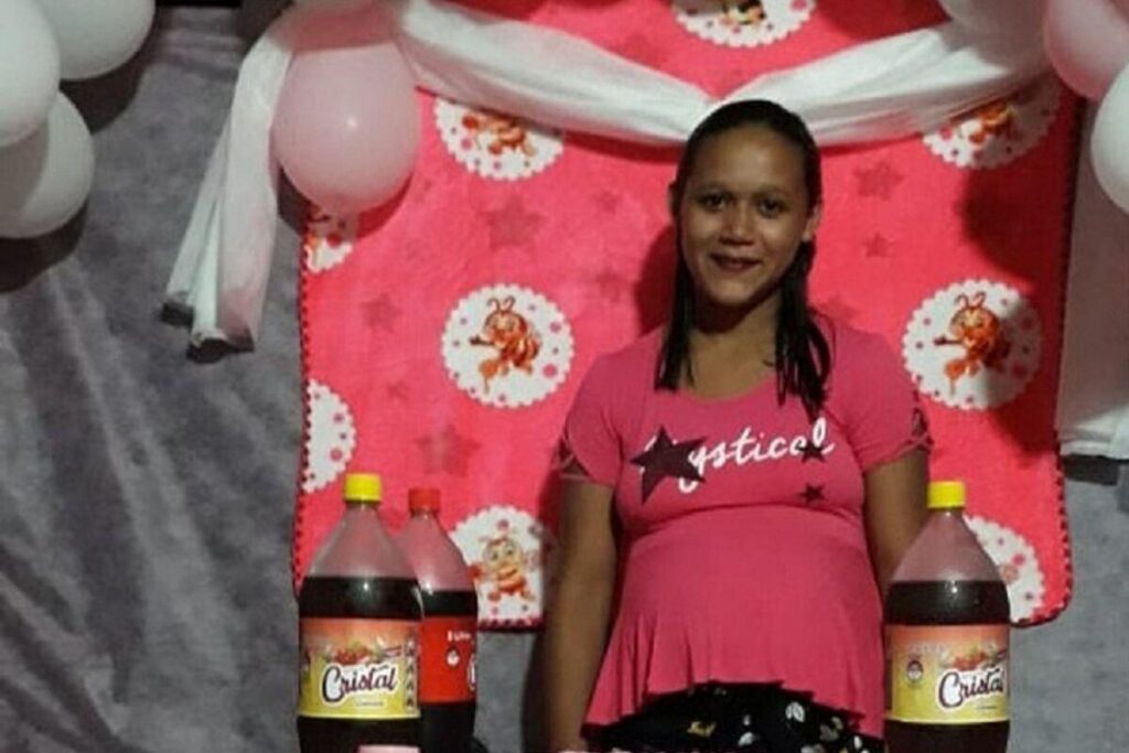 Apenas quatro pessoas apareceram na festa