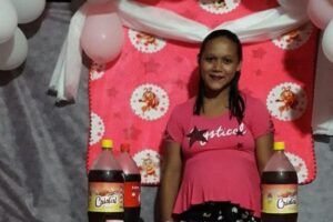 Apenas quatro pessoas apareceram na festa