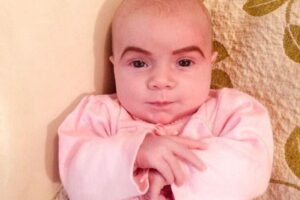 Danielle foi criticada após desenhar sobrancelhas na filha recém-nascida