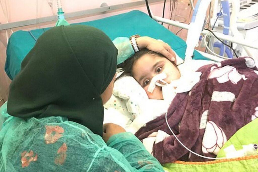 A mãe escreveu ao hospital em Genova para que realizassem o tratamento de sua filha