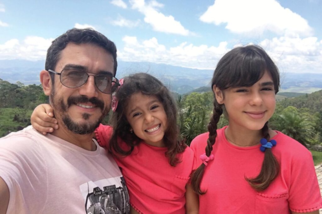 Rafael Brais e suas filhas Linda e Olívia