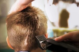 Uma mãe ficou com muita raiva após descobrir que a sogra tinha cortado o cabelo do filho sem permissão
