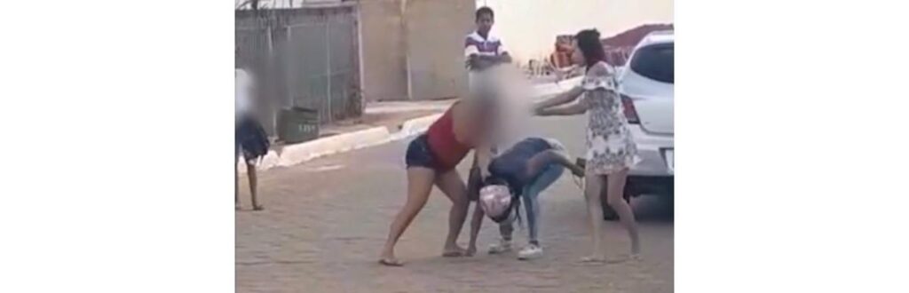 Elas discutiram em frente a escola