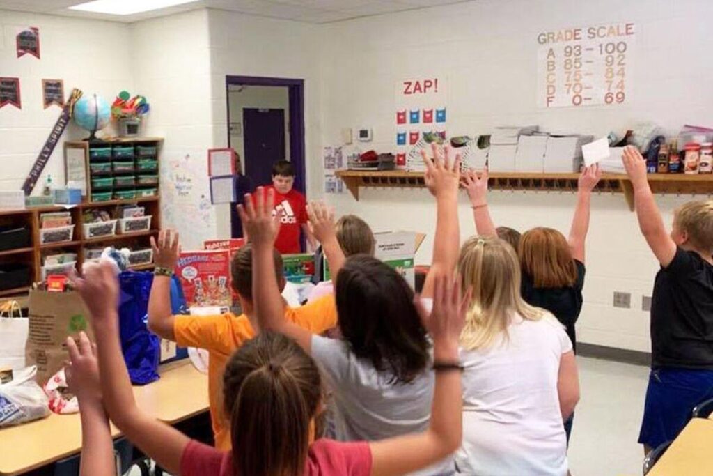Os alunos deram vários brinquedos para o menino