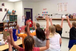 Os alunos deram vários brinquedos para o menino