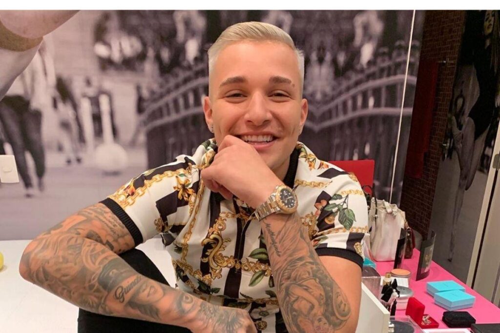 A criança estava curtindo o Halloween com a família no parque