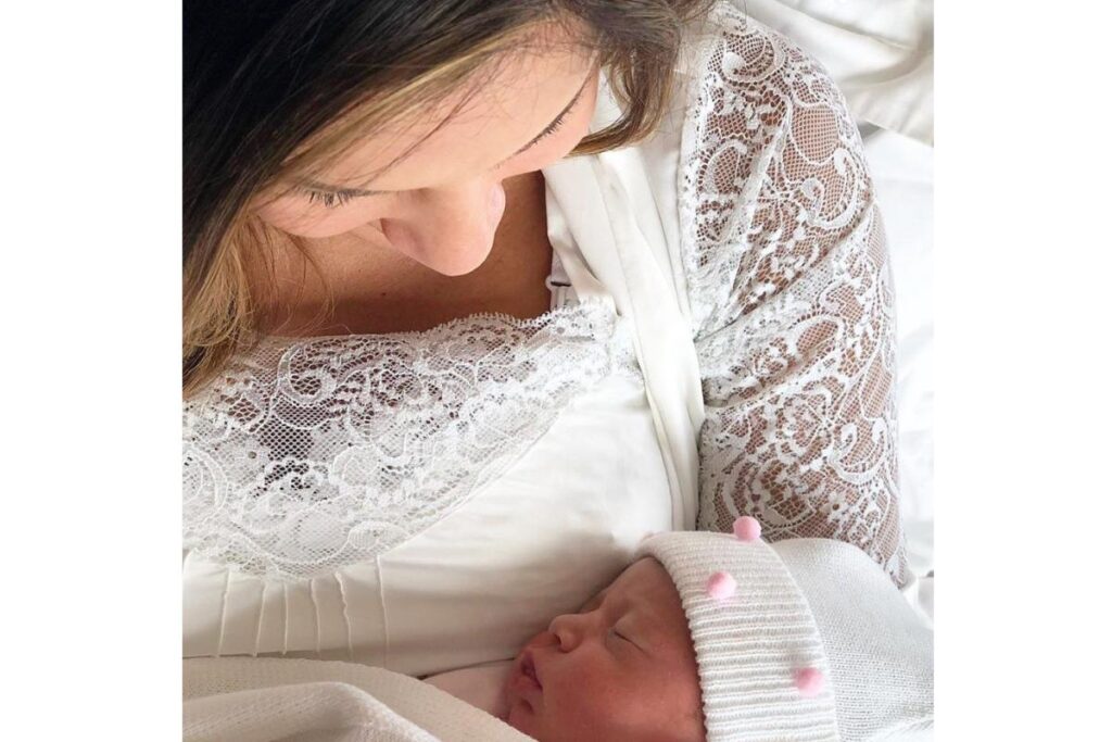 Claudia Leitte é mãe de Bela, de 1 mês