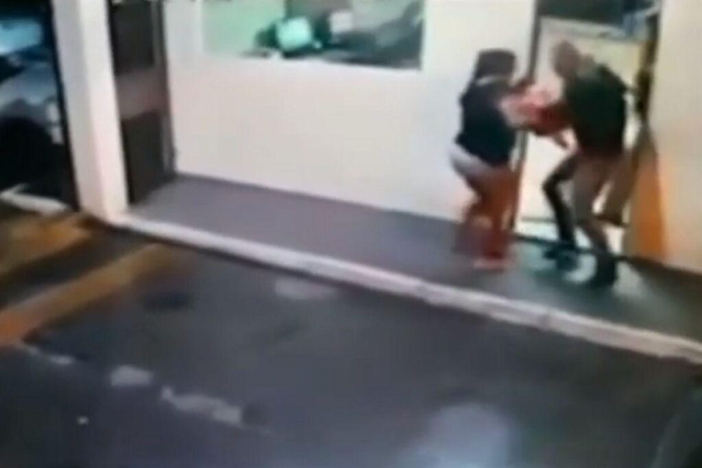 Ela se engasgou enquanto a mãe ajudava a outra filha a fazer a lição de casa