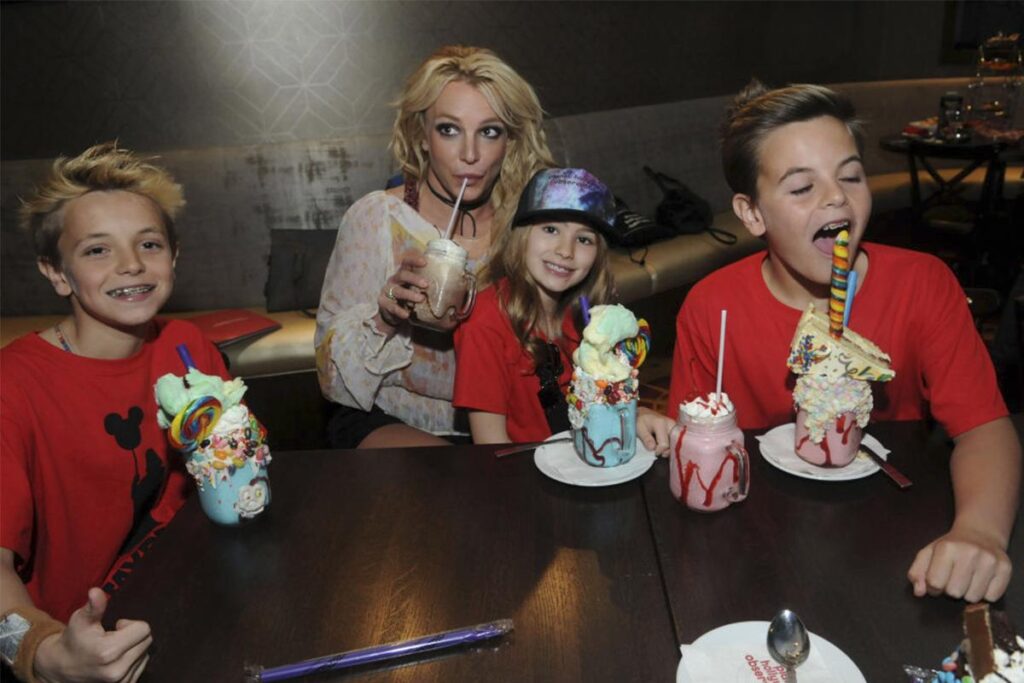 Britney Spears posta foto ao lado de seus filhos