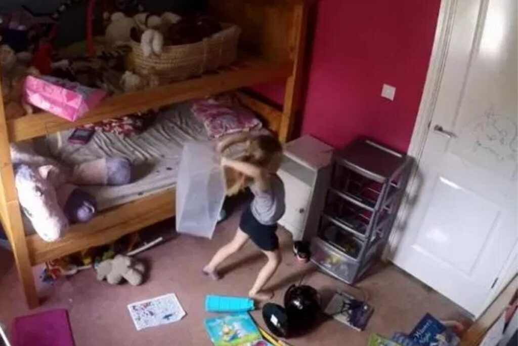 A menina não consegue ficar longe do cobertor