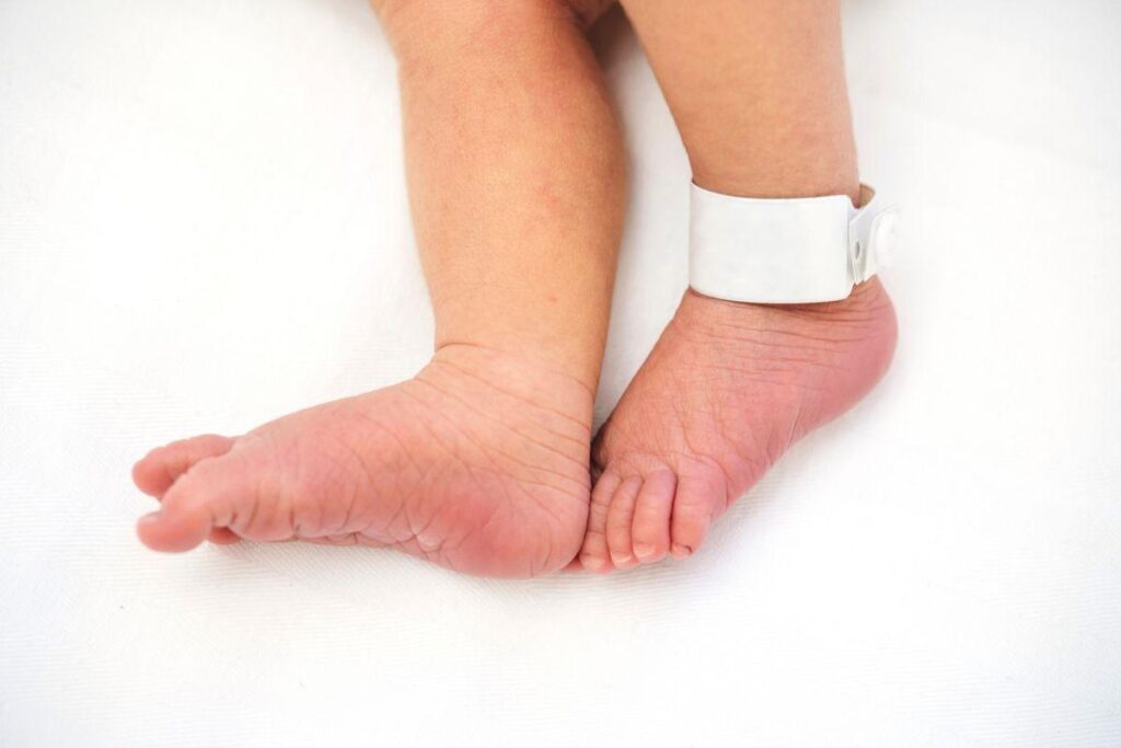 O bebê foi encontrado vivo depois de uma pá bater no vaso de cerâmica em que ela estava