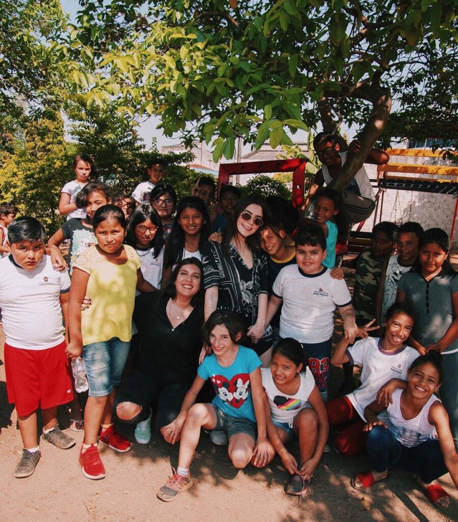 Jade Picon faz doação