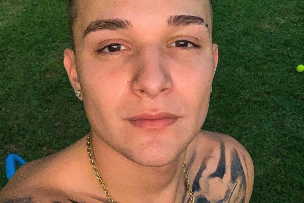 A criança estava curtindo o Halloween com a família no parque