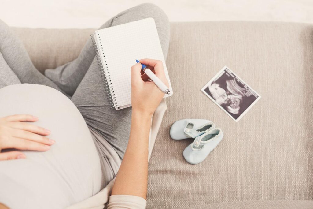 O dono de uma empresa precisou demitir uma funcionária que estava grávida