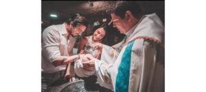 Luan Santana batiza afilhada