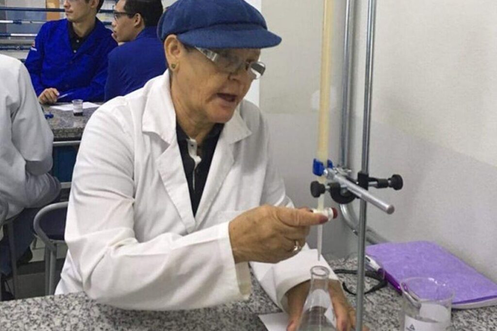 Senhora realiza sonho e faz faculdade