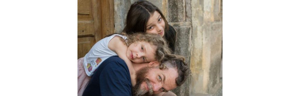 Marcos e as duas filhas na sessão de fotos para a capa de agosto da Revista Pais&Filhos