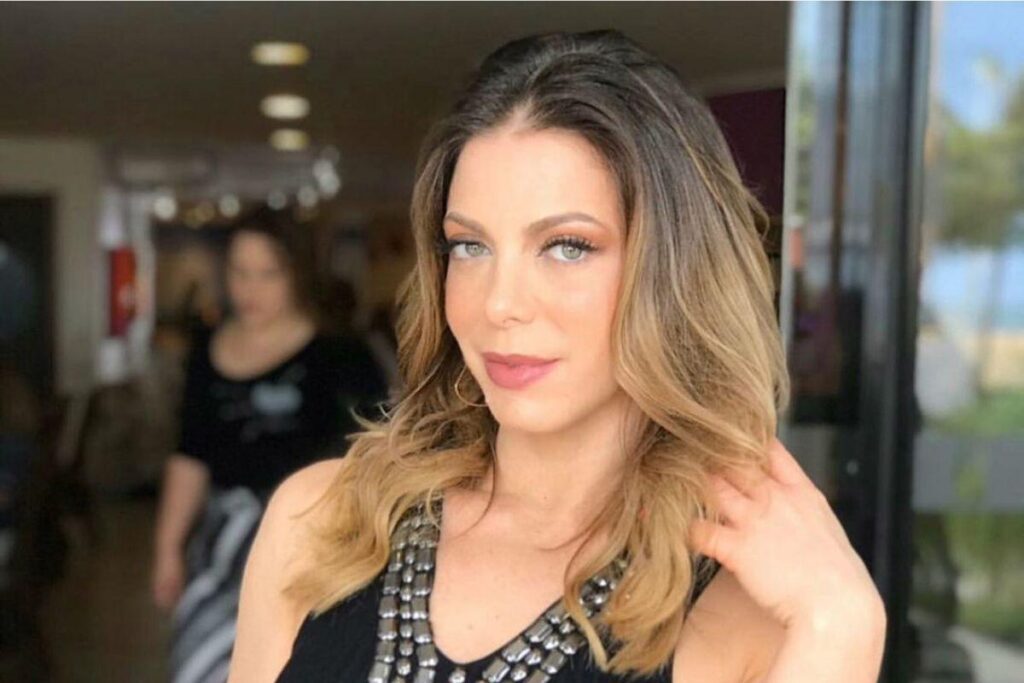 Brenda e Sheilla são superamigas e estão sempre juntas. Mas a relação delas mudou depois que os pais de Brenda se divorciaram no ano passado