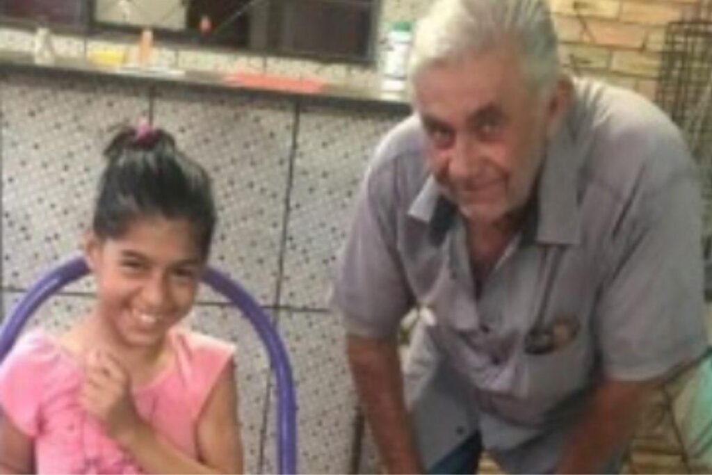 Emily parece muito feliz